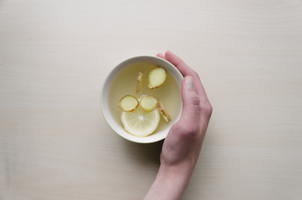 Ingwer-Apfel-Wasser mit Minze